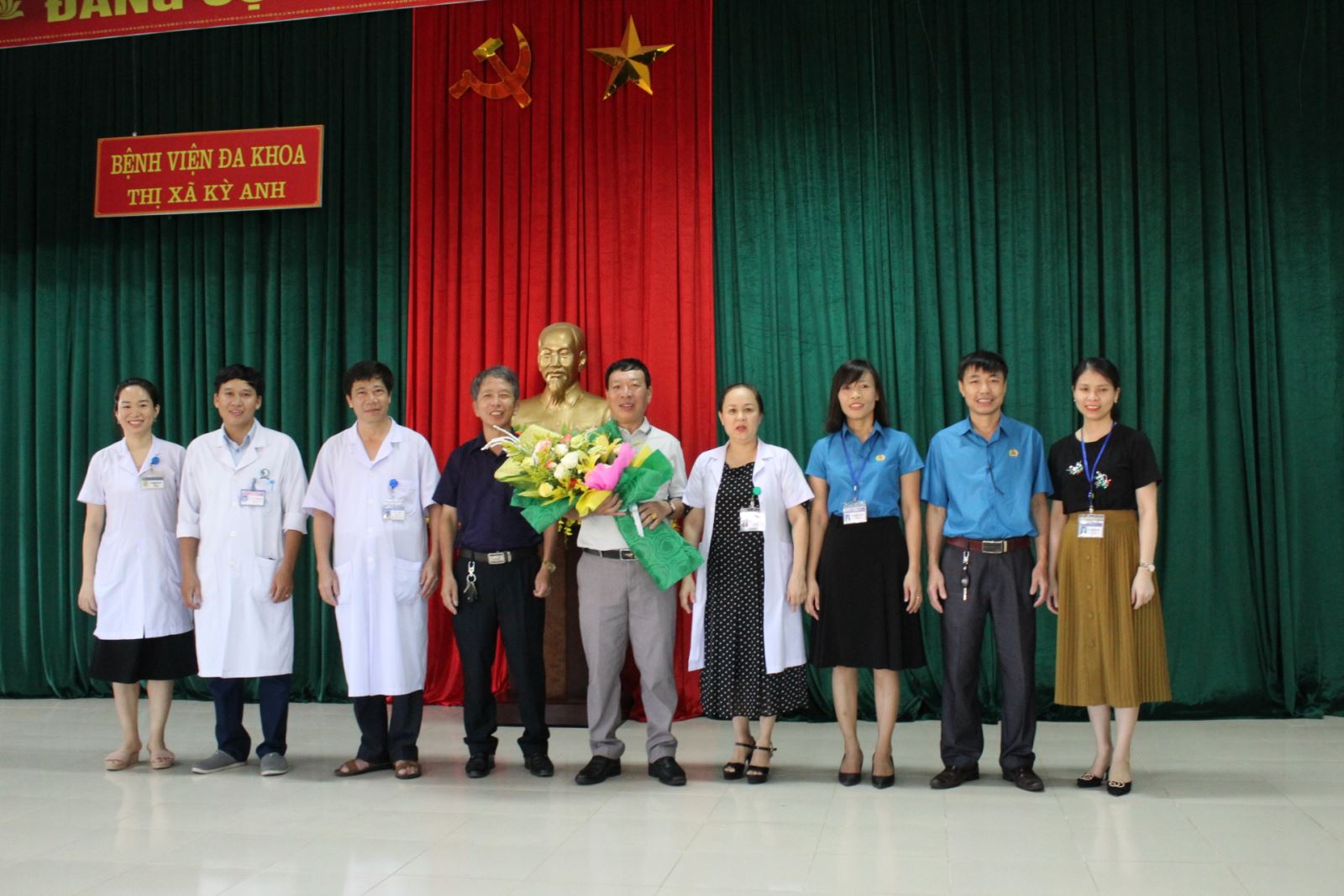 Ban chấp hành Đảng ủy tặng hoa chia tay BSCKI Lê Thanh Bình-Phó giám đốc bệnh viện